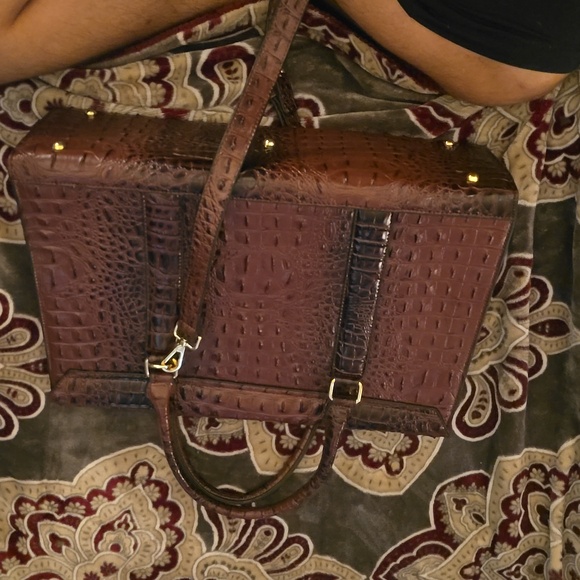 SAVANNAH HERITAGE FAUX LEATHER BRIEFCASE - Picture 4 of 4